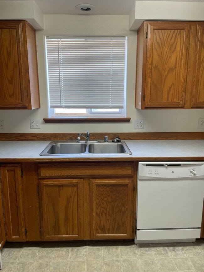 1320 W Lakeside Dr in Moses Lake, WA - Building Photo - Building Photo