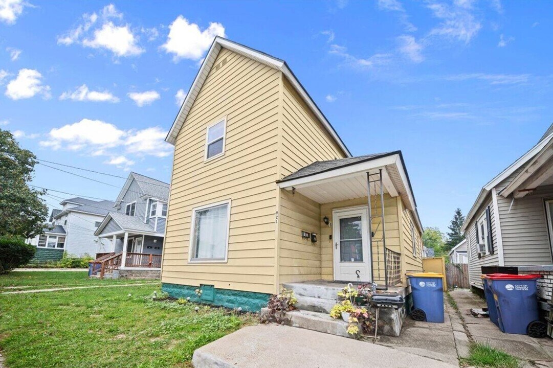 921 4th St NW in Grand Rapids, MI - Foto de edificio