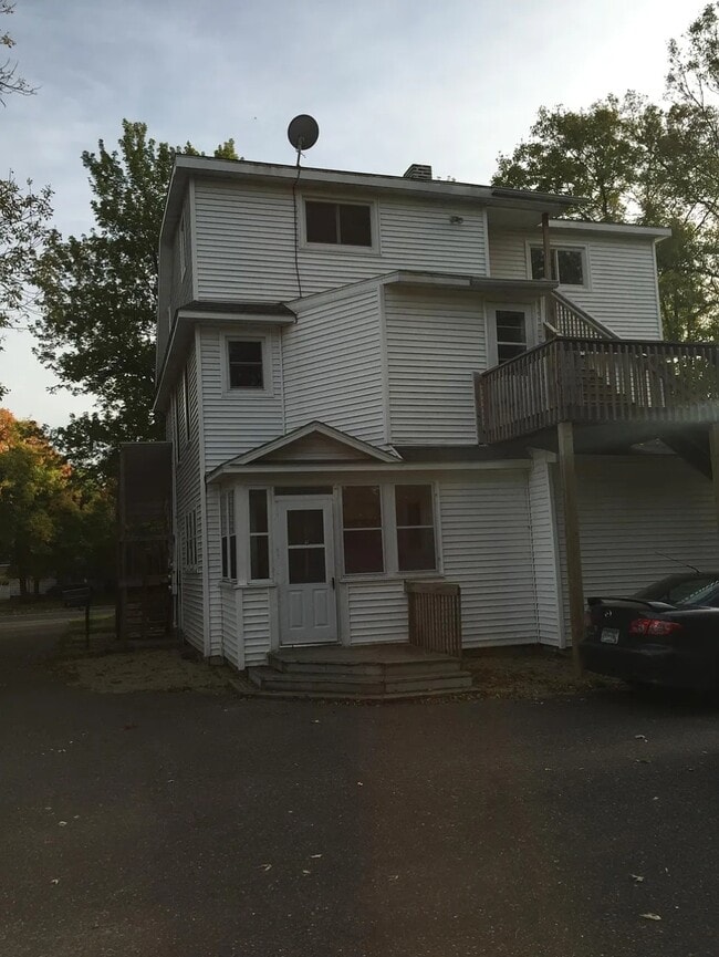 563 W 4th St, Unit First Floor in New Richmond, WI - Building Photo - Building Photo