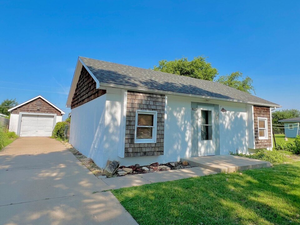 825 Hillcrest Dr in Dodge City, KS - Building Photo