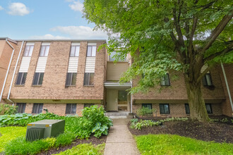 7 Windblown Ct, Unit 302 in Baltimore, MD - Foto de edificio - Building Photo