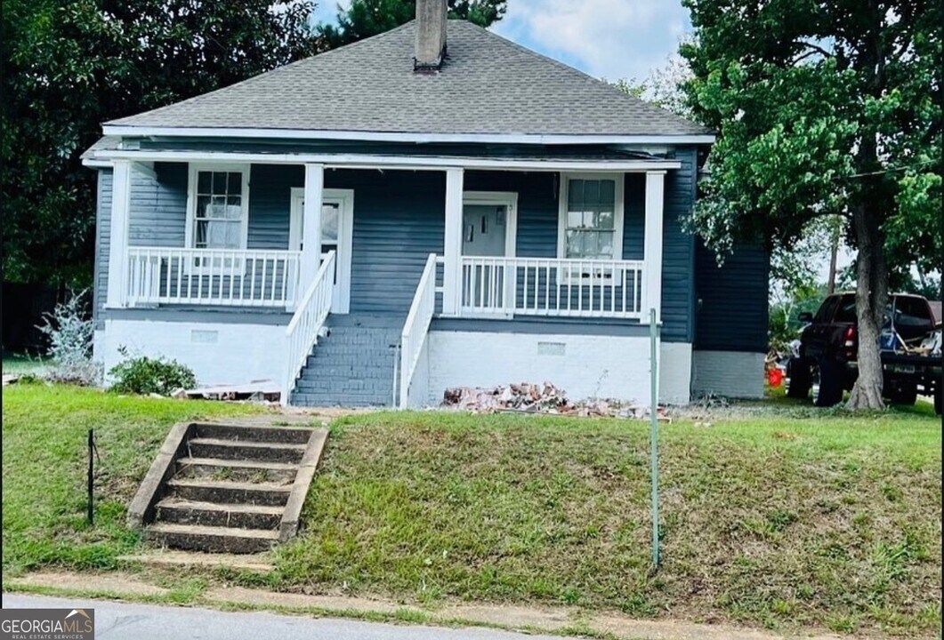 902 1st St in Lanett, AL - Building Photo