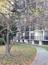 2331 E Market St, Unit 226 in Akron, OH - Foto de edificio - Building Photo