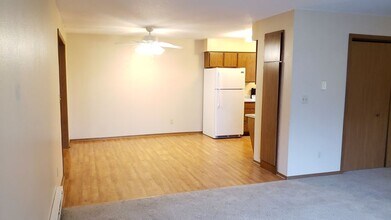1008 Dano Cir, Unit 1 in Marshall, MN - Building Photo - Building Photo