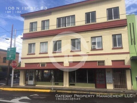 108 N 1st St in Silverton, OR - Building Photo