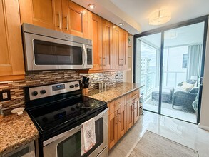 1000 S Ocean Blvd in Pompano Beach, FL - Foto de edificio - Building Photo