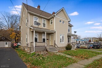 8 Woodside Ave in Newton, NJ - Building Photo - Building Photo