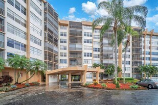 1300 Saint Charles Pl, Unit BANYAN L19 in Pembroke Pines, FL - Building Photo