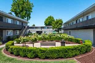 Garden Court Apartments in Alameda, CA - Building Photo