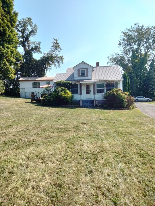 7339 Manns Dr in Fairlawn, VA - Building Photo