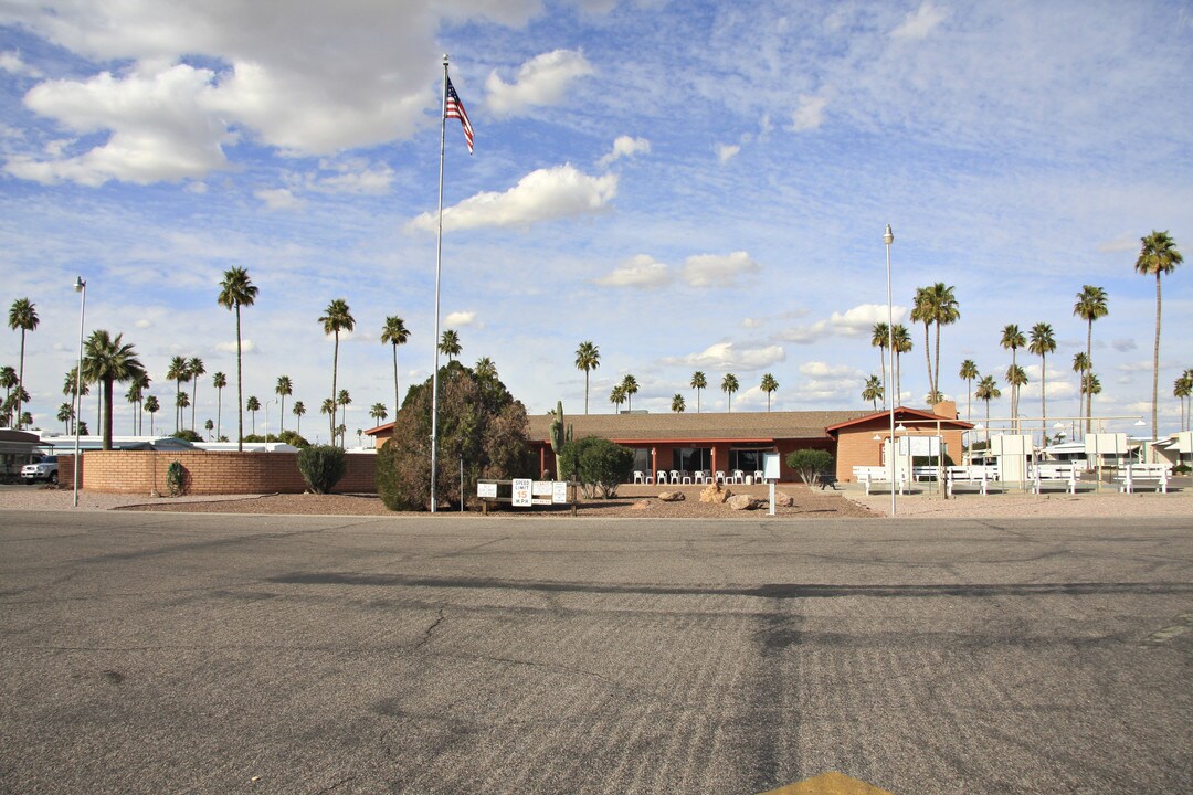 Imperial Broadmoor in Mesa, AZ - Building Photo