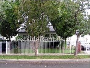 16931 Schoolcraft St in Van Nuys, CA - Foto de edificio - Building Photo