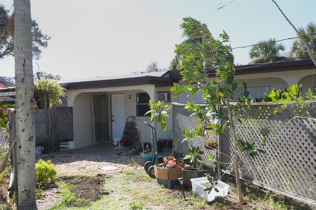 615 Shore Rd-Unit -2 in Nokomis, FL - Foto de edificio