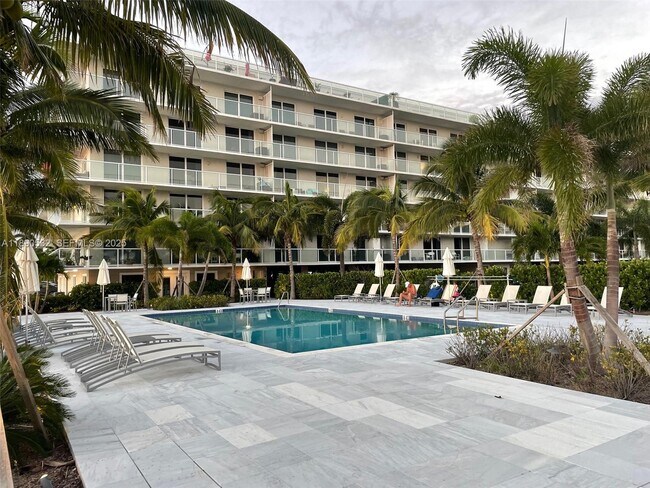 2560 S Ocean Blvd in Palm Beach, FL - Foto de edificio - Building Photo