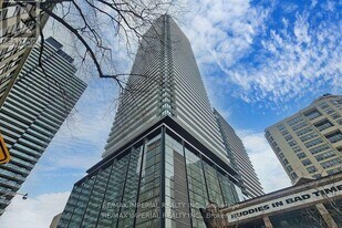 501 Yonge St in Toronto, ON - Building Photo