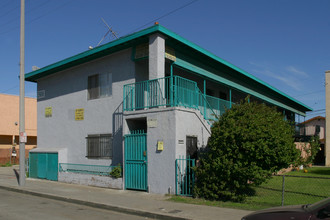 1368 Cherry Ave in Long Beach, CA - Foto de edificio - Building Photo