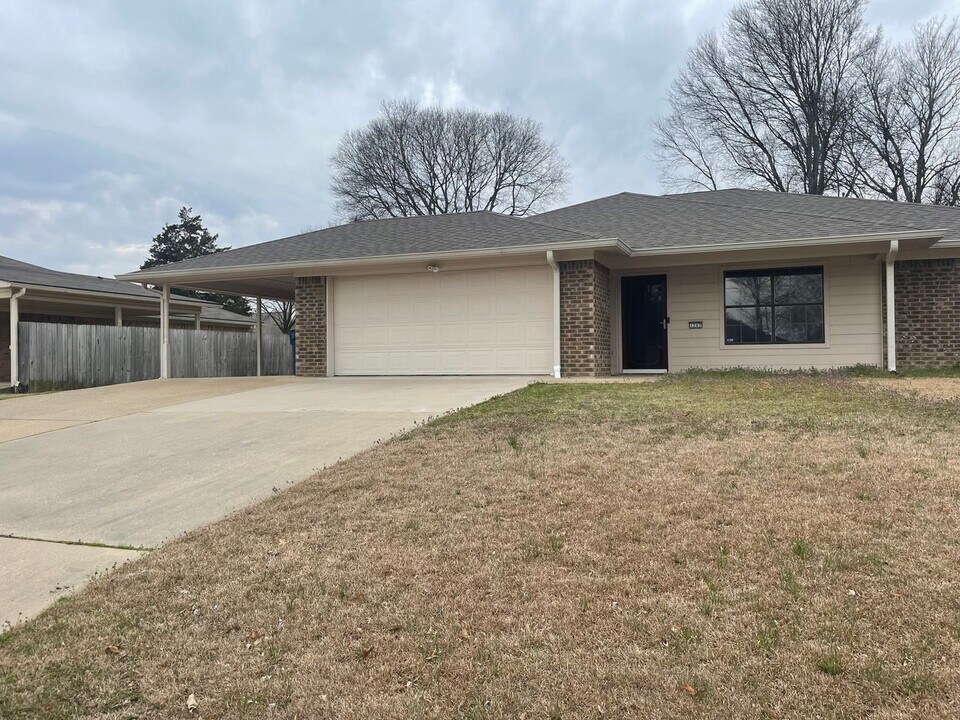 1207 Acapulco Ln in White Oak, TX - Building Photo