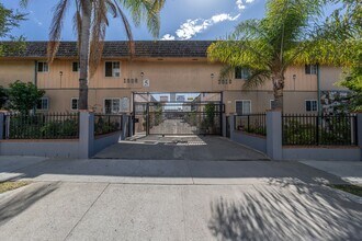 1008 S. Flower Street in Inglewood, CA - Foto de edificio - Building Photo