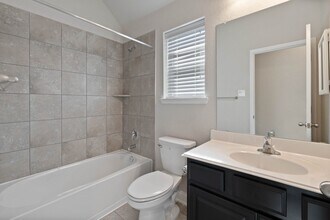 2811 Ridgecliff Ct in Conroe, TX - Foto de edificio - Building Photo