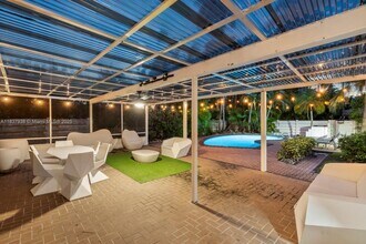 1247 Jackson St in Hollywood, FL - Foto de edificio - Building Photo