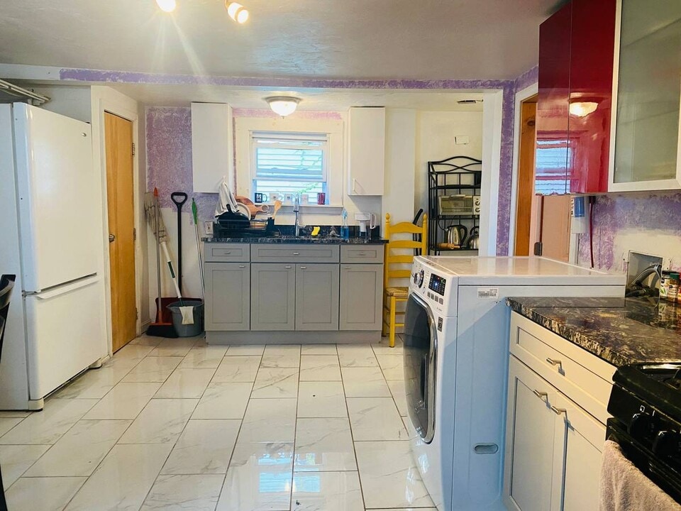 40 Bristol St, Unit #1 in East Cambridge, MA - Building Photo