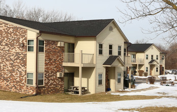 Willow Glen Apartments in Muskego, WI - Foto de edificio - Building Photo
