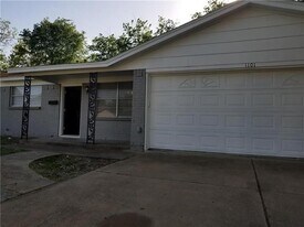 1101 Russell Ln in Bedford, TX - Building Photo