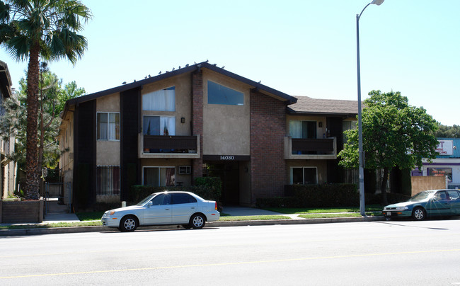 14030 Vanowen St in Van Nuys, CA - Foto de edificio - Building Photo