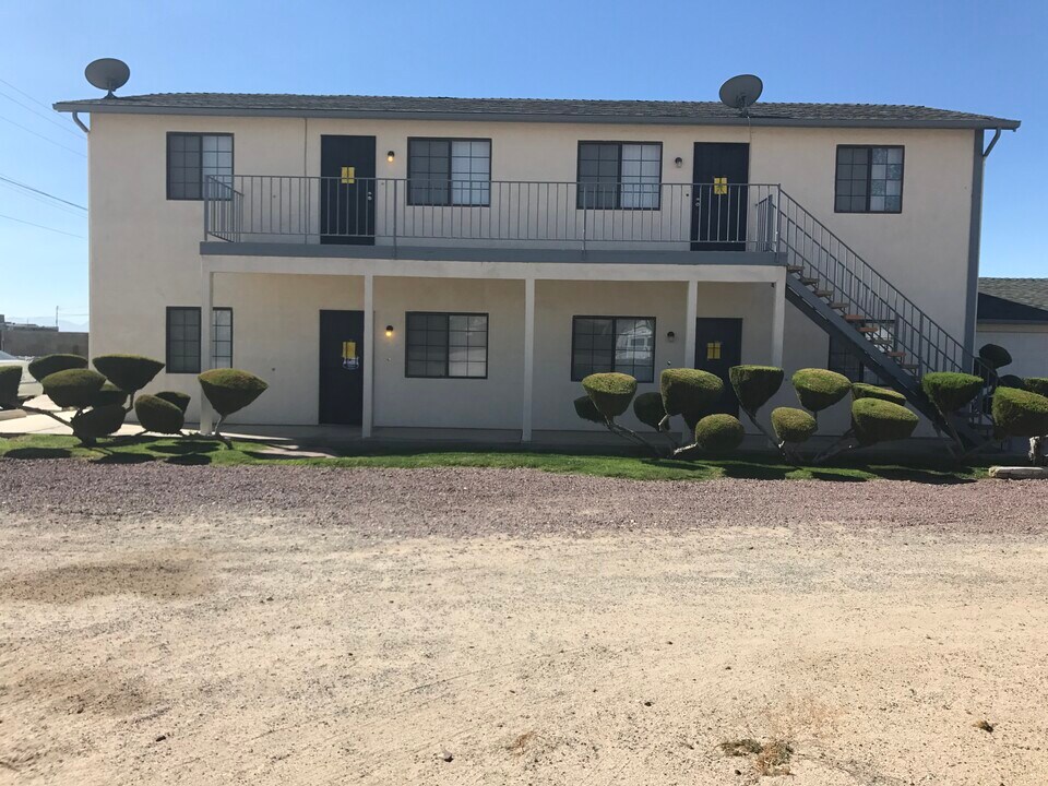 2924 Diamond St, Unit 4 in Rosamond, CA - Foto de edificio