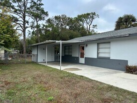 1175 Laurel Dr in North Fort Myers, FL - Building Photo