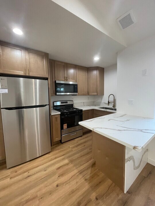 1346 W 37th St in Los Angeles, CA - Building Photo