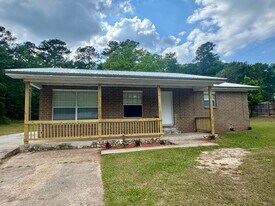 5437 Thomas Dr in Graceville, FL - Building Photo