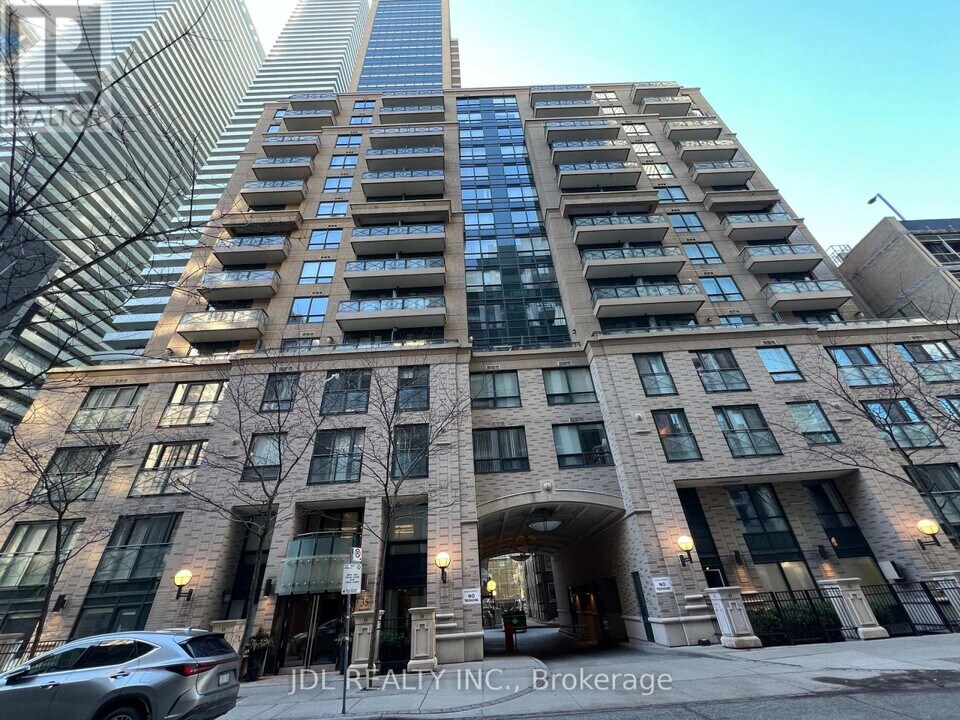 35-935 Hayden St in Toronto, ON - Building Photo