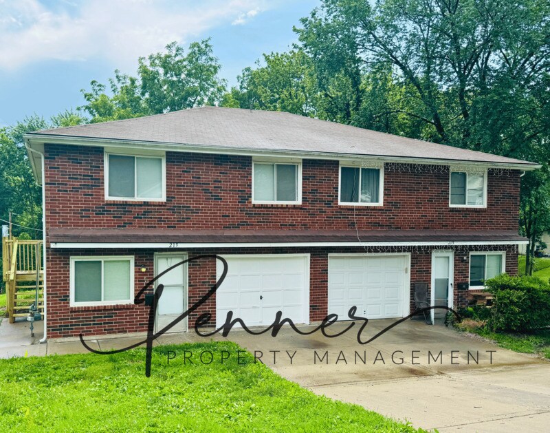 213 S Willow Ave in Sugar Creek, MO - Building Photo