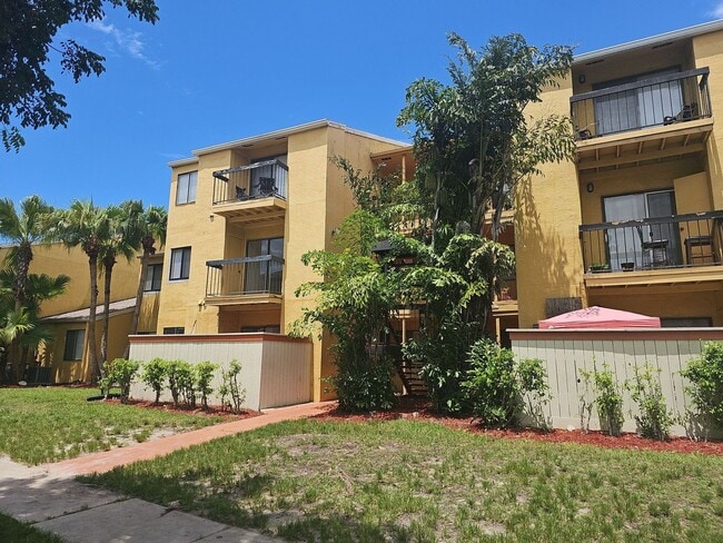 2905 Winkler Ave in Ft. Myers, FL - Building Photo - Building Photo