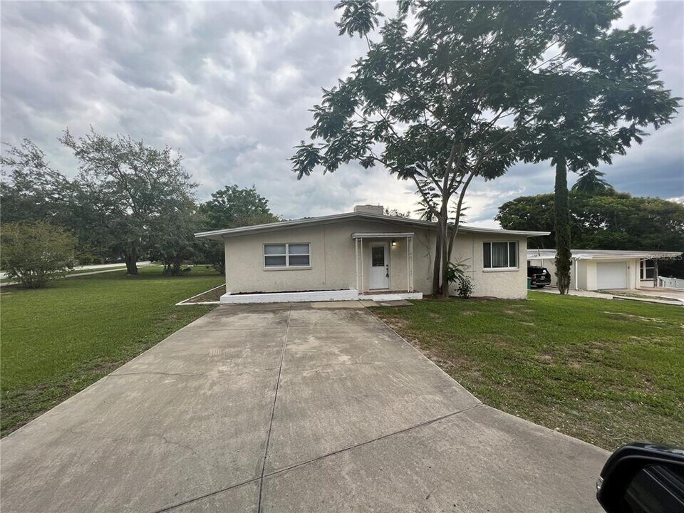 1601 Lakeview Ct in Eustis, FL - Building Photo
