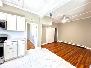 6 Holland St in Winchester, MA - Foto de edificio - Building Photo