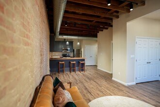 210 E Washington Ave in Navasota, TX - Foto de edificio - Building Photo