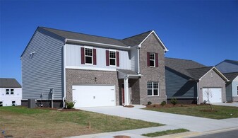 4374 Kendrick Cir in Loganville, GA - Building Photo