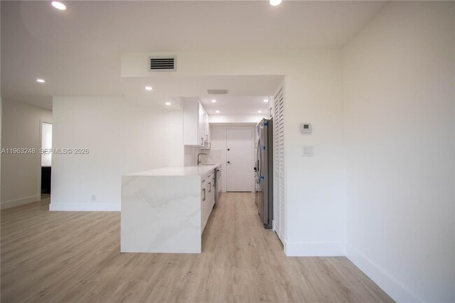 17911 NW 68th Ave in Hialeah, FL - Foto de edificio - Building Photo