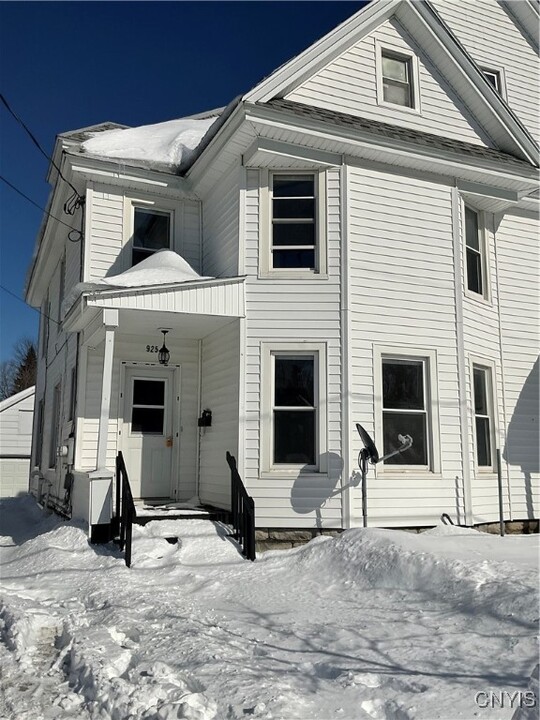 925 Salina St in Watertown, NY - Building Photo