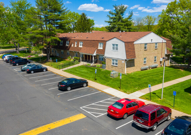 Foxwood Manor Apartments in Levittown, PA - Foto de edificio - Building Photo