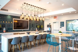 Mira in Canoga Park, CA - Foto de edificio - Interior Photo