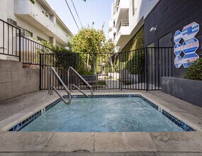 Midvale Towers in Los Angeles, CA - Foto de edificio - Interior Photo
