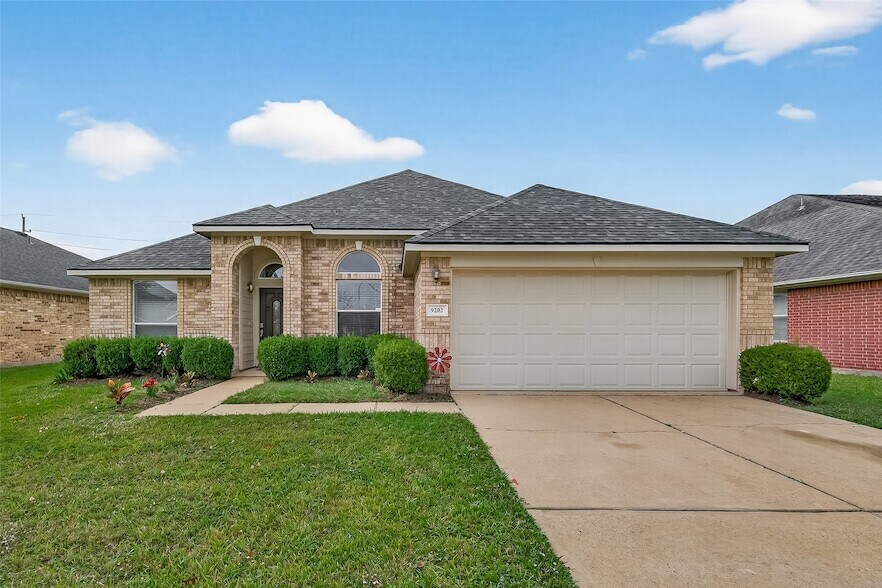 9202 Sorrell Hollow Ln in Rosenberg, TX - Building Photo