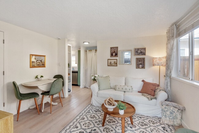 838 SE Tacoma St in Portland, OR - Building Photo - Building Photo