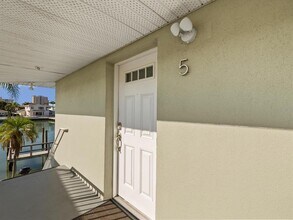 185 Brightwater Dr in Clearwater, FL - Building Photo - Building Photo