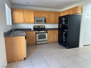 5646 Dawn Falls St in Las Vegas, NV - Building Photo - Building Photo