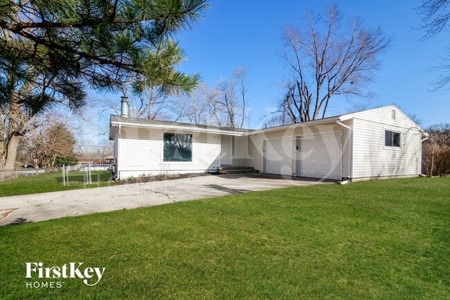 703 Hamblen Rd in Greenwood, MO - Foto de edificio - Building Photo