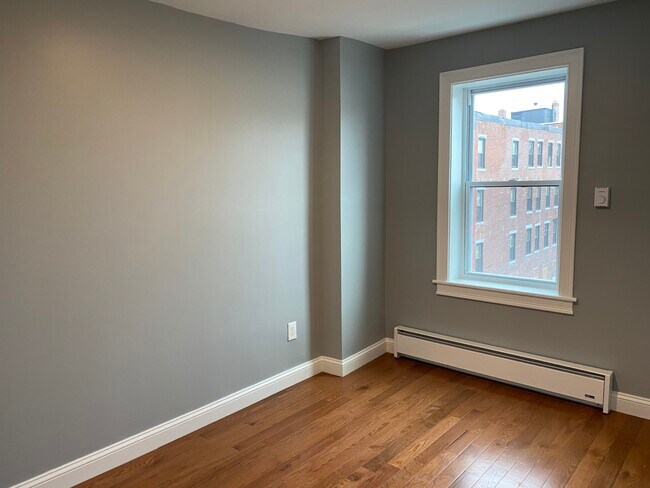 43 Chelsea St, Unit 4 in Boston, MA - Foto de edificio - Building Photo